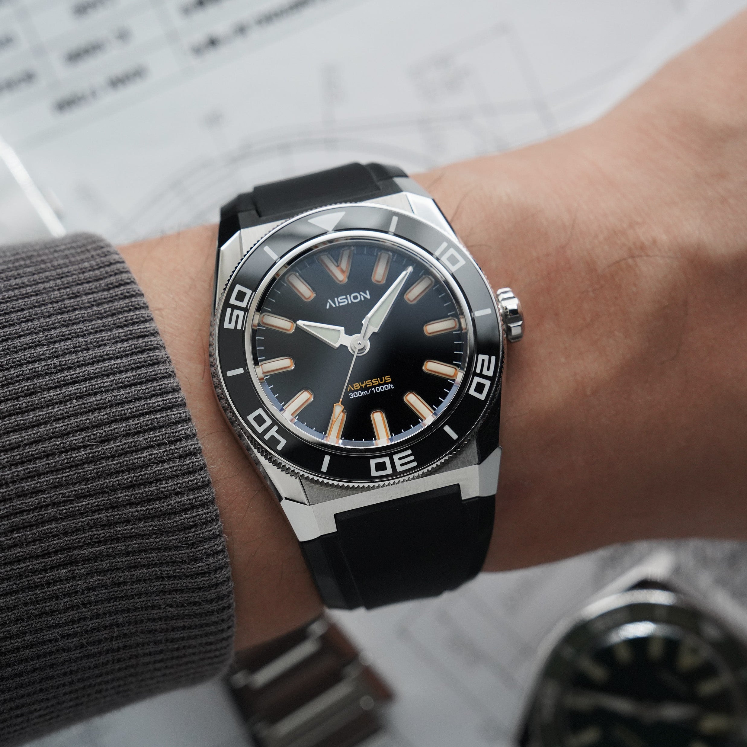 HANG ABYSSUS - Black Enamel Dial (lacquer) - FKM Strap