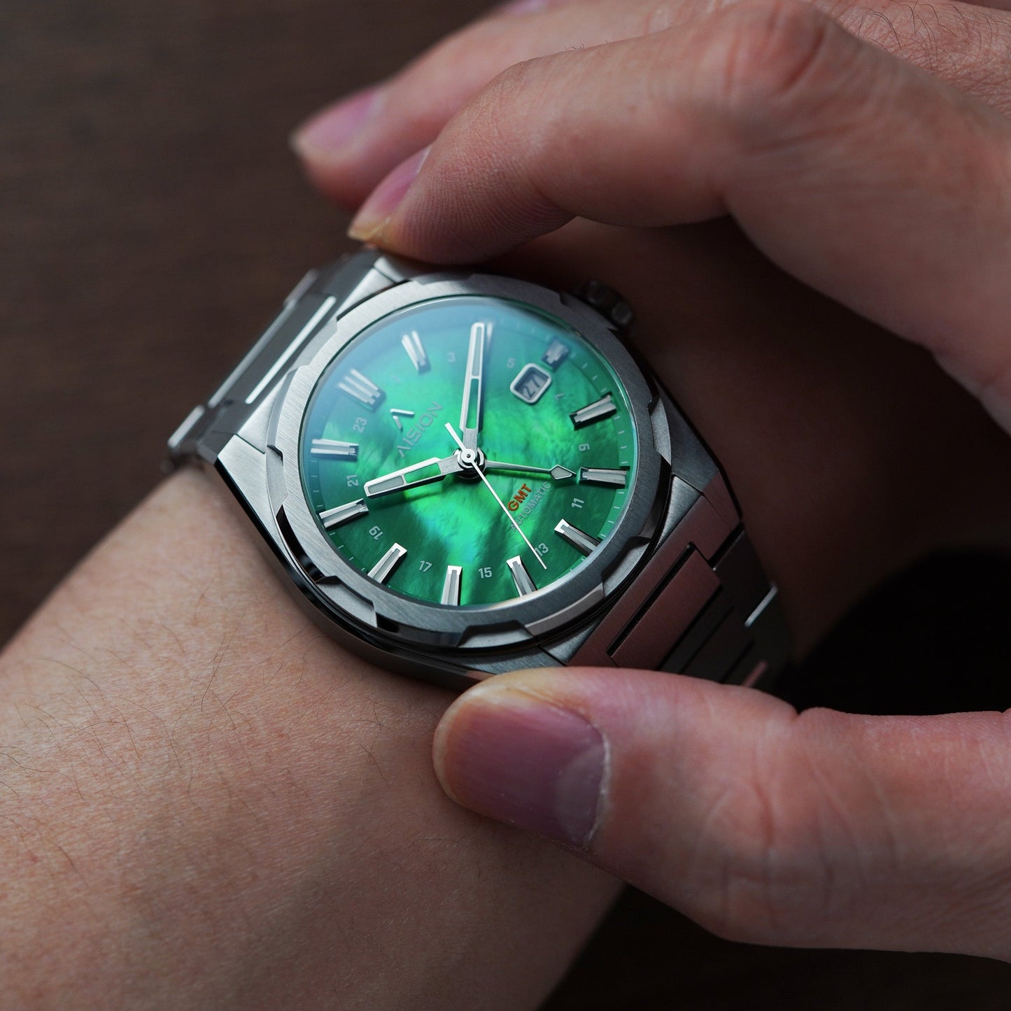 HANG GMT - 綠色貝母錶面